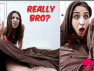 アベラ危険は秘密のтрахает彼女の弟の兄弟であり、非常に強いオルガスムの間に震えている