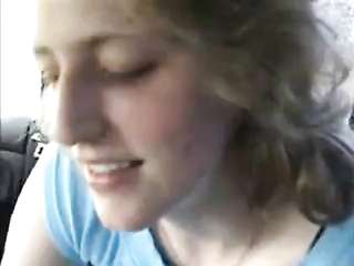 schüchterne blonde Trampen grrrrl am Parkplatz verführt