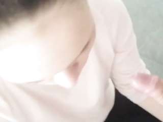 SCHLAMPE LUTSCHT MEINEN SCHWANZ