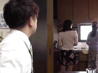 目覚めると五十路の爆乳義母がフェラチオ。嫁が隣にいるのにヒーー！バキュームフェラで口内射精