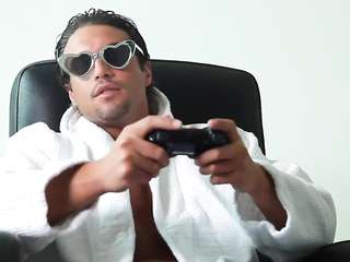 Alexis Texas chauffe son mec pour qu'il veuille bien la baiser