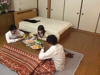 A girl who seems to be an adult has people around her, so she can't make a voice and becomes soaked in her pants ... [Part 3]