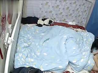 69式含着大鸡巴被老公用假鸡巴插得大叫极品好身材美乳娇妻最后射背上