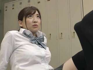 制服の女の子のスーパーミニスカートとニーハイソックスの最高の絶対エリアに建てました。 彼女はそれに気づき、興奮して私のアソコと遊び始めました... [パート4]