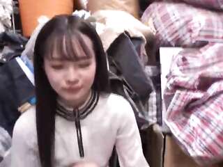 ほっそりした少女が制服コスプレで醜い男達に演じられる！