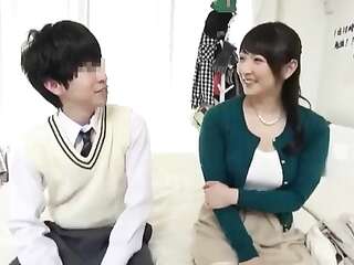 おばさんなのに誘惑途中で突然迫られご無沙汰マ○コは大発情！旦那には内緒の連続中出し筆おろしSEXで絶頂