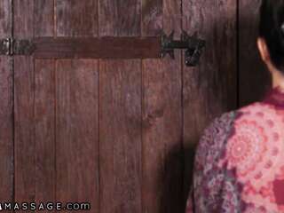 巨乳のマッサージ師は短納期に満足し、男のペニスをサドルしました