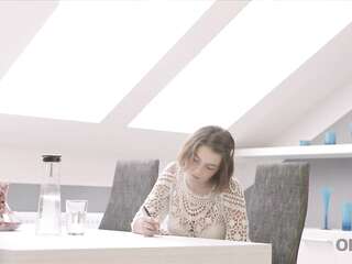 大人の紳士が若い巨乳の女の子とオーラルセックスをする