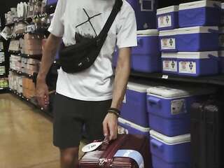 アジア人はアパートのツアーに参加し、同時に彼女のボーイフレンドとセックスをしました