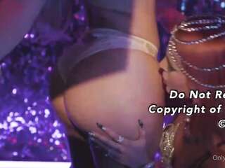 Modelo ruivo acaricia uma beleza seminua