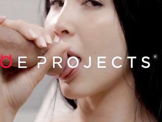 Alexa Tomas morena espanhola com mais de 40 masturba-se e chupa Big Cock fora