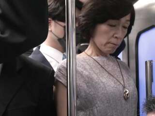 人妻痴漢電車～さわられた五十路母～　堀美也子