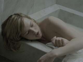 Naked actress in the bathroom from the film Resident.Evil.2002