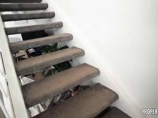 Linda morena está pronta para filmar em POV pornô