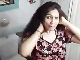 インドの女性は彼女のボーイフレンドの電話で半分自分自身を安心させる