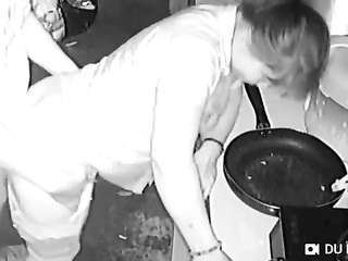 Trong khi flip-flop đang chuẩn bị một người hàng xóm đang đẩy nó từ phía sau