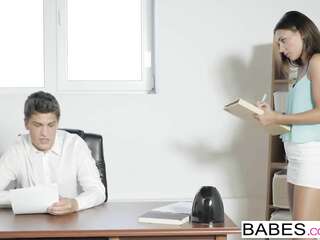 ผู้ช่วยเชฟยัดควยใหญ่ด้วยจิ๋มของเธอ