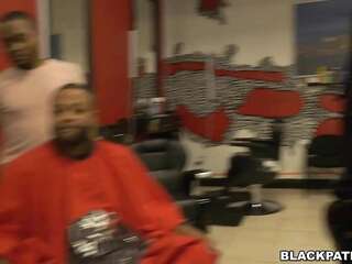 Las putas de la policía comenzaron a noquear una confesión con gorras mojadas.