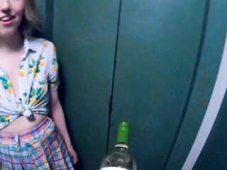 สาวยุโรปดื่มไวน์แล้วเย็ดกับเพื่อนบ้านตอนลงจอด