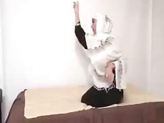 Beyaz türbanlı kadın önce striptiz yaptı sonra profesyonelce sikişti