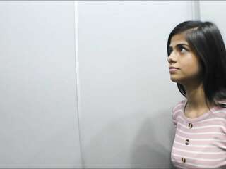 người da đỏ fucks với một người hàng xóm mới trong một âm hộ ẩm ướt