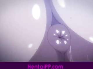 ブルネットの変態少女がお尻に新しいおもちゃを試して同時にファック