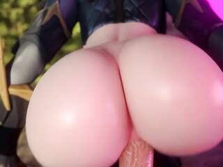 美しいお尻を持つ雌犬がペニスに乗ります