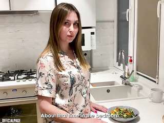 バイセクシュアルがお互いのマンコを舐め合って警備員のペニスでオーガズムに達する