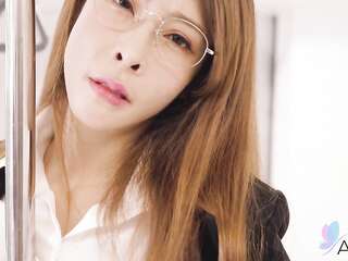 お父さんがかわいいアジア人の教師とセックス - 雌犬は彼女のマンコで彼女の顔の上に座りました