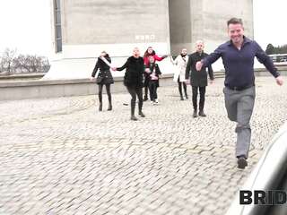 คนแปลกหน้าแทงเจ้าสาวคนอื่นในห้องน้ำสาธารณะ