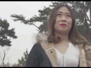 젊은 부부는 집 주변에서 빌어 먹을