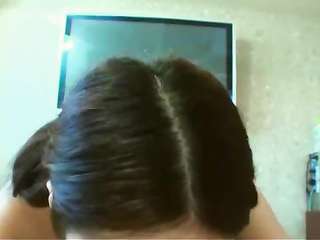 ผมสีบรูเน็ตต์ญี่ปุ่นค่อยๆ ดูดกระเจี๊ยวแข็งในสไตล์ POV เพื่อให้มันระเบิด